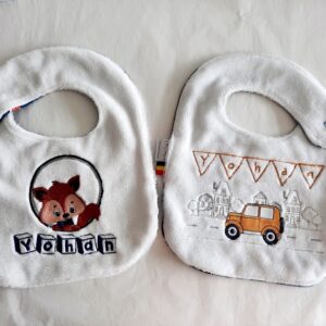 Bavoir brodé personnalisé voiture banderole noham