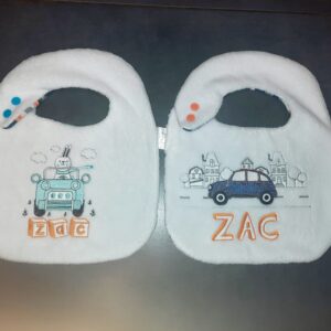 Bavoir brodé personnalisé voiture Zac