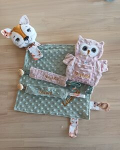 attache tetine, attache tutue personnalisable broderie , couture fait main