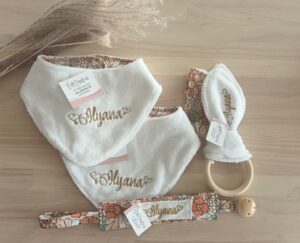 attache tetine, attache tutue personnalisable broderie , couture fait main