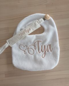 attache tetine, attache tutue personnalisable broderie , couture fait main