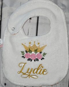 bavoir fait main artisanal broderie prénom fille