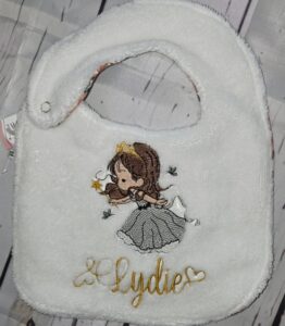 bavoir fait main artisanal broderie prénom fille