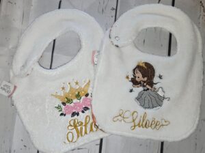 bavoir fait main artisanal broderie prénom fille