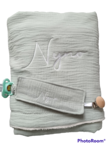 Couverture bébé en minkee et coton, douce et enveloppante dès la naissance Couverture bébé fait main, côté minkee tout doux et tissu coton Couverture bébé personnalisée avec prénom, idéale pour le sommeil et les balades Couverture bébé artisanale, chaude et confortable pour les siestes