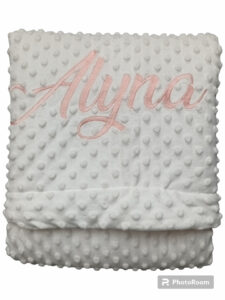 Couverture bébé en minkee et coton, douce et enveloppante dès la naissance Couverture bébé fait main, côté minkee tout doux et tissu coton Couverture bébé personnalisée avec prénom, idéale pour le sommeil et les balades Couverture bébé artisanale, chaude et confortable pour les siestes