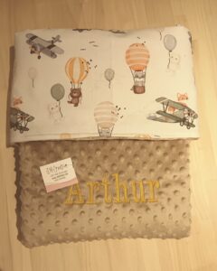 Couverture bébé en minkee et coton, douce et enveloppante dès la naissance Couverture bébé fait main, côté minkee tout doux et tissu coton Couverture bébé personnalisée avec prénom, idéale pour le sommeil et les balades Couverture bébé artisanale, chaude et confortable pour les siestes