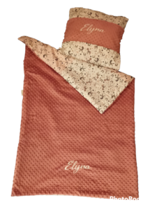 Couverture bébé en minkee et coton, douce et enveloppante dès la naissance Couverture bébé fait main, côté minkee tout doux et tissu coton Couverture bébé personnalisée avec prénom, idéale pour le sommeil et les balades Couverture bébé artisanale, chaude et confortable pour les siestes