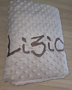 Couverture bébé en minkee et coton, douce et enveloppante dès la naissance Couverture bébé fait main, côté minkee tout doux et tissu coton Couverture bébé personnalisée avec prénom, idéale pour le sommeil et les balades Couverture bébé artisanale, chaude et confortable pour les siestes