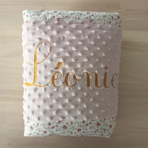 Couverture bébé en minkee et coton, douce et enveloppante dès la naissance Couverture bébé fait main, côté minkee tout doux et tissu coton Couverture bébé personnalisée avec prénom, idéale pour le sommeil et les balades Couverture bébé artisanale, chaude et confortable pour les siestes