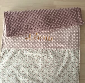 Couverture bébé en minkee et coton, douce et enveloppante dès la naissance Couverture bébé fait main, côté minkee tout doux et tissu coton Couverture bébé personnalisée avec prénom, idéale pour le sommeil et les balades Couverture bébé artisanale, chaude et confortable pour les siestes