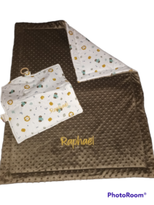 Couverture bébé en minkee et coton, douce et enveloppante dès la naissance Couverture bébé fait main, côté minkee tout doux et tissu coton Couverture bébé personnalisée avec prénom, idéale pour le sommeil et les balades Couverture bébé artisanale, chaude et confortable pour les siestes