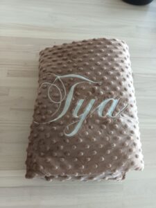 Couverture bébé en minkee et coton, douce et enveloppante dès la naissance Couverture bébé fait main, côté minkee tout doux et tissu coton Couverture bébé personnalisée avec prénom, idéale pour le sommeil et les balades Couverture bébé artisanale, chaude et confortable pour les siestes