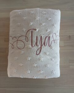 Couverture bébé en minkee et coton, douce et enveloppante dès la naissance Couverture bébé fait main, côté minkee tout doux et tissu coton Couverture bébé personnalisée avec prénom, idéale pour le sommeil et les balades Couverture bébé artisanale, chaude et confortable pour les siestes
