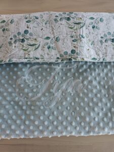 Couverture bébé en minkee et coton, douce et enveloppante dès la naissance Couverture bébé fait main, côté minkee tout doux et tissu coton Couverture bébé personnalisée avec prénom, idéale pour le sommeil et les balades Couverture bébé artisanale, chaude et confortable pour les siestes