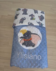 Couverture bébé en minkee et coton, douce et enveloppante dès la naissance Couverture bébé fait main, côté minkee tout doux et tissu coton Couverture bébé personnalisée avec prénom, idéale pour le sommeil et les balades Couverture bébé artisanale, chaude et confortable pour les siestes