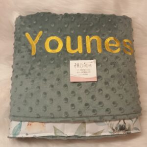 Couverture bébé en minkee et coton, douce et enveloppante dès la naissance Couverture bébé fait main, côté minkee tout doux et tissu coton Couverture bébé personnalisée avec prénom, idéale pour le sommeil et les balades Couverture bébé artisanale, chaude et confortable pour les siestes
