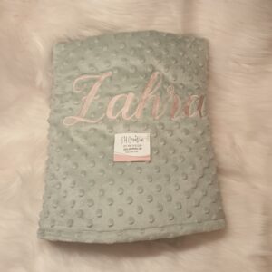 Couverture bébé en minkee et coton, douce et enveloppante dès la naissance Couverture bébé fait main, côté minkee tout doux et tissu coton Couverture bébé personnalisée avec prénom, idéale pour le sommeil et les balades Couverture bébé artisanale, chaude et confortable pour les siestes