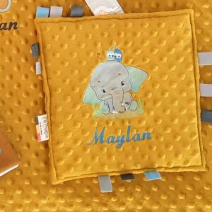 Doudou plat carre, brode assorti a la couverture