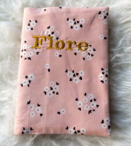 Protège-carnet de santé bébé en tissu, avec fermeture à pression Protège-carnet de santé bébé à nouer, fait main et résistant Protège-carnet de santé bébé personnalisé avec broderie Protège-carnet de santé bébé assorti aux accessoires, confection artisanale