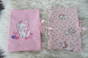 Protège-carnet de santé bébé en tissu, avec fermeture à pression Protège-carnet de santé bébé à nouer, fait main et résistant Protège-carnet de santé bébé personnalisé avec broderie Protège-carnet de santé bébé assorti aux accessoires, confection artisanale