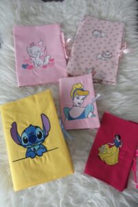 Protège-carnet de santé bébé en tissu, avec fermeture à pression Protège-carnet de santé bébé à nouer, fait main et résistant Protège-carnet de santé bébé personnalisé avec broderie Protège-carnet de santé bébé assorti aux accessoires, confection artisanale