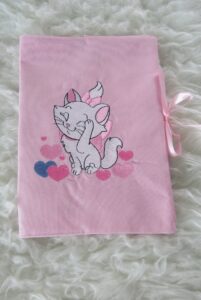 Protège-carnet de santé bébé en tissu, avec fermeture à pression Protège-carnet de santé bébé à nouer, fait main et résistant Protège-carnet de santé bébé personnalisé avec broderie Protège-carnet de santé bébé assorti aux accessoires, confection artisanale