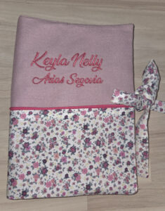 Protège-carnet de santé bébé en tissu, avec fermeture à pression Protège-carnet de santé bébé à nouer, fait main et résistant Protège-carnet de santé bébé personnalisé avec broderie Protège-carnet de santé bébé assorti aux accessoires, confection artisanale